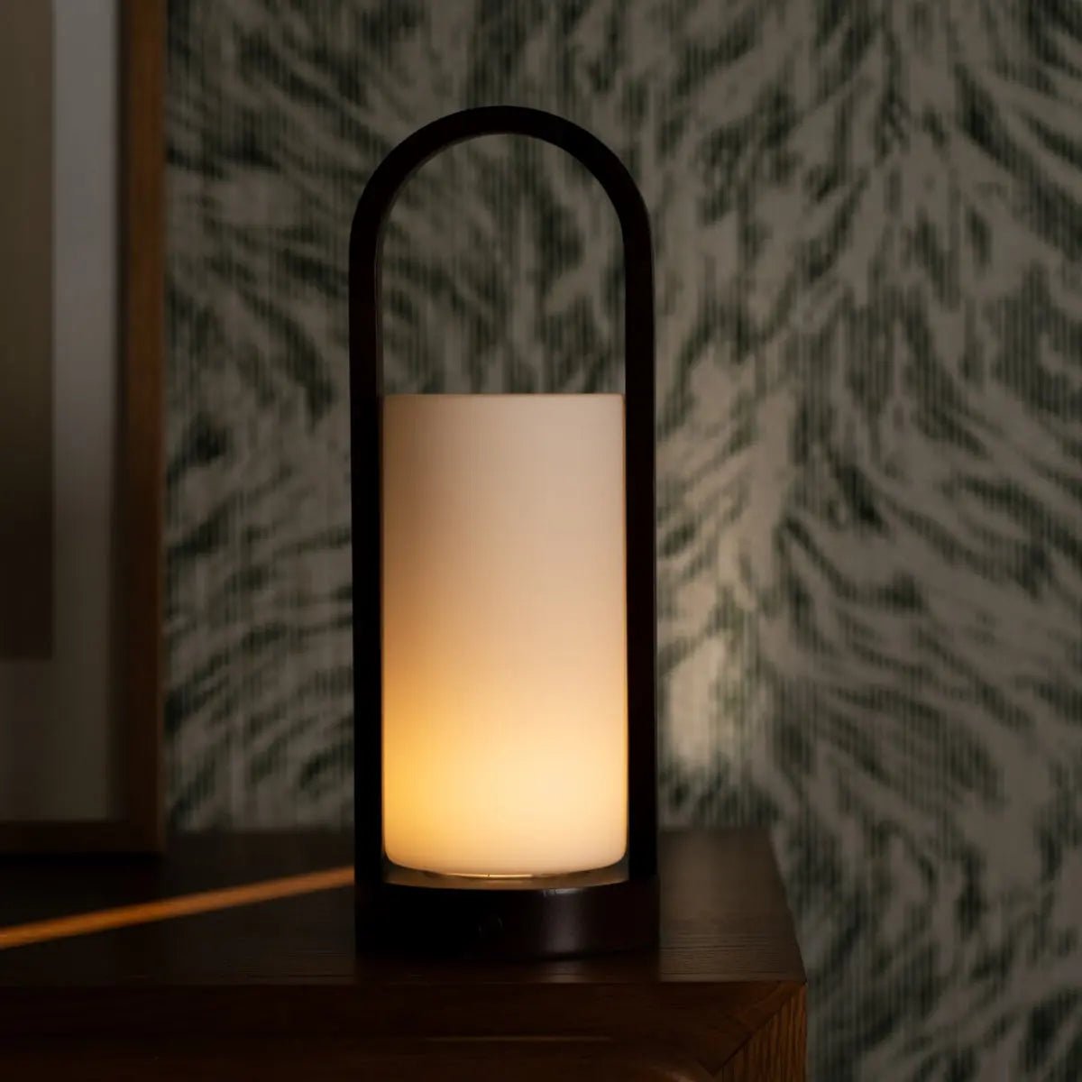 Evie lampada da tavolo ricaricabile in legno marrone scuro – dimmerabile, wireless, design naturale con vetro
