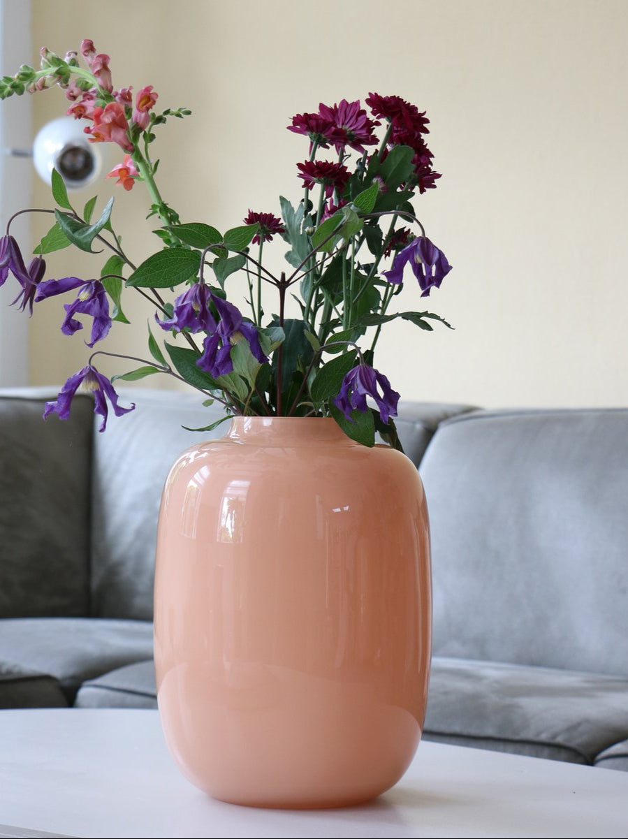 Artic pastel peach vaas | stijlvolle glazen vaas in pastel oranje-roze | Vase The World Ø21-25 x H29-35 cm