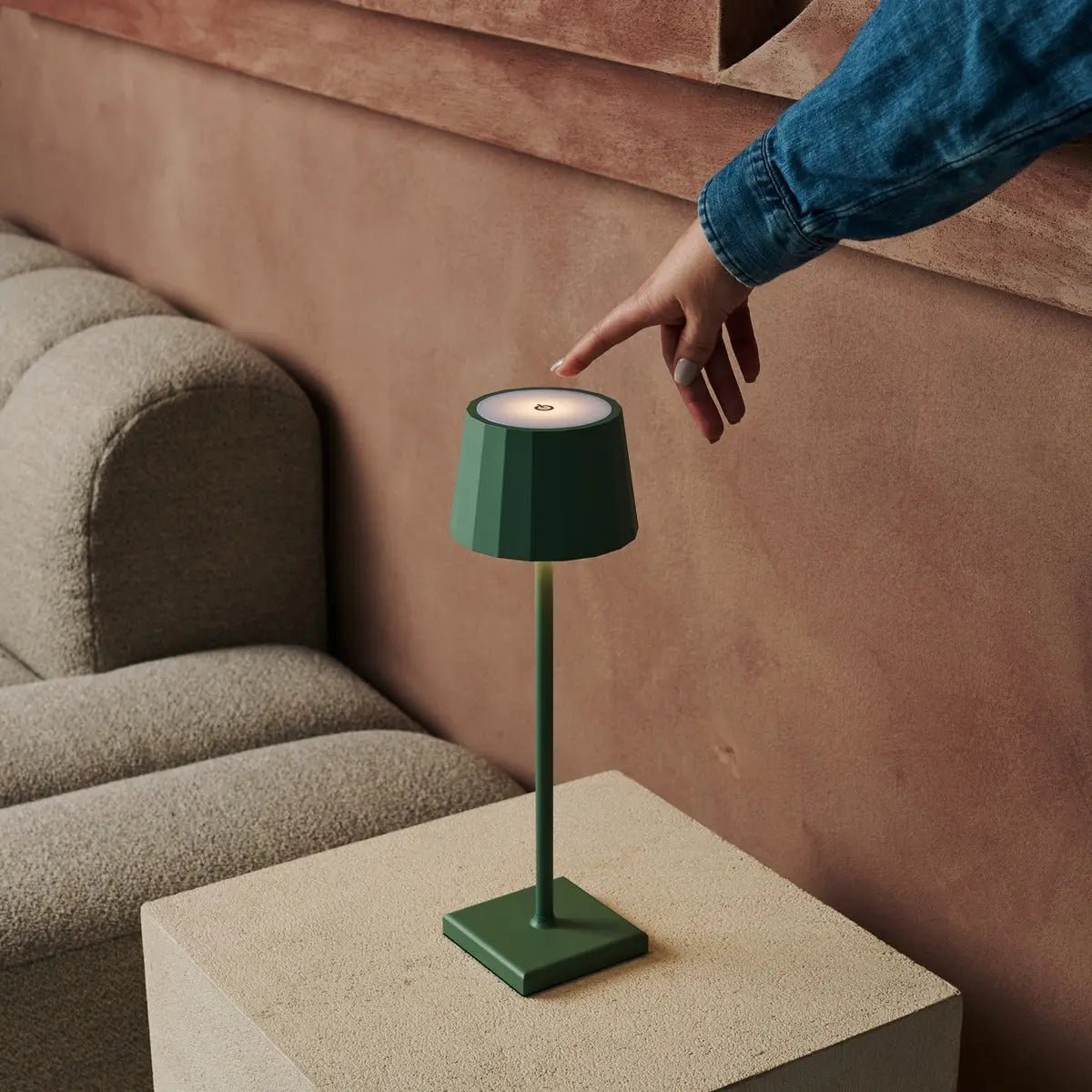 Wouter lampada da tavolo ricaricabile verde salvia | design dimmerabile wireless con 120 ore di autonomia della batteria e 3 modalità di luce – ideale per ogni ambiente