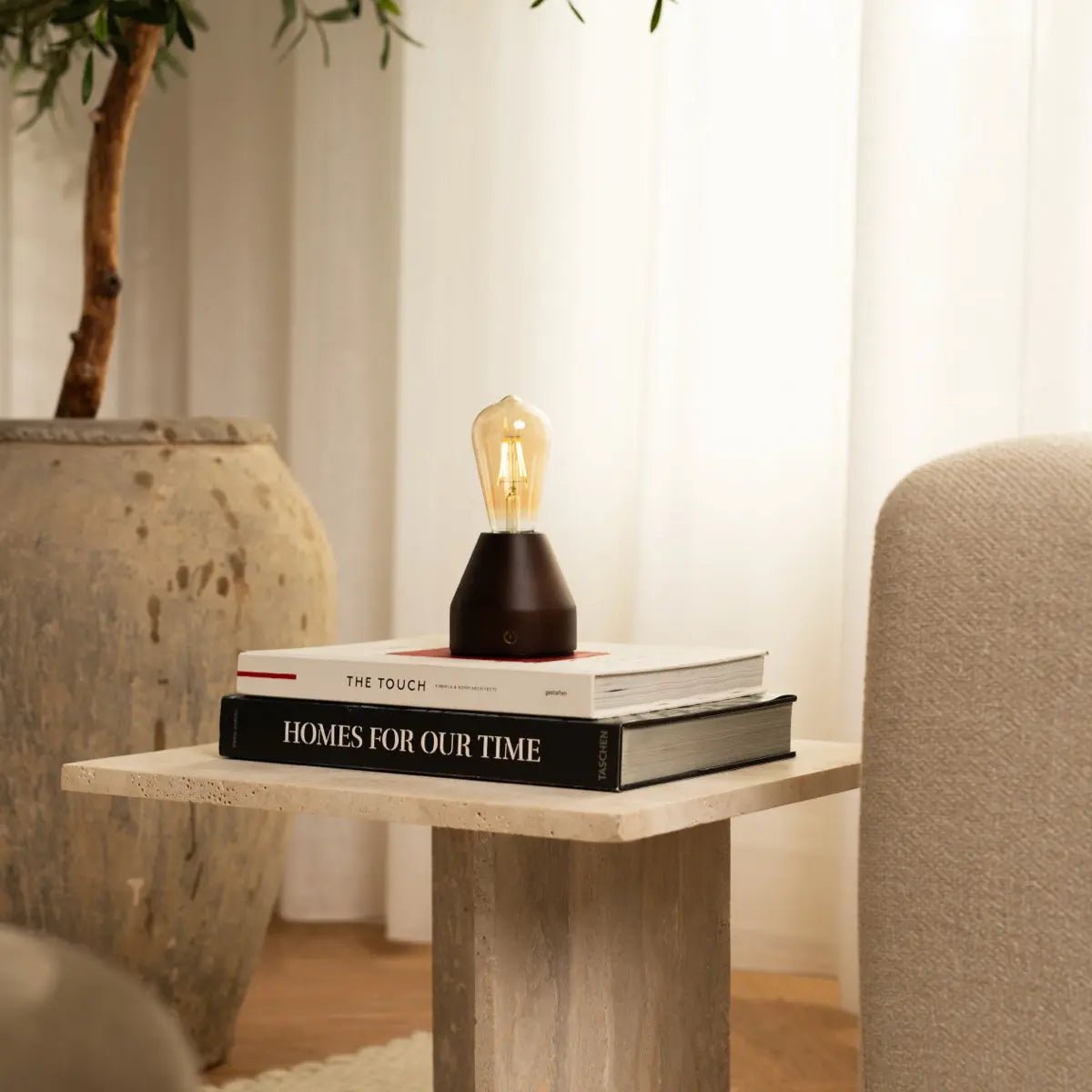 Zavi lampada da tavolo LED marrone scuro – lampada in legno ricaricabile wireless con funzione dimmer e durata della batteria di 80 ore | Tavellio Amsterdam