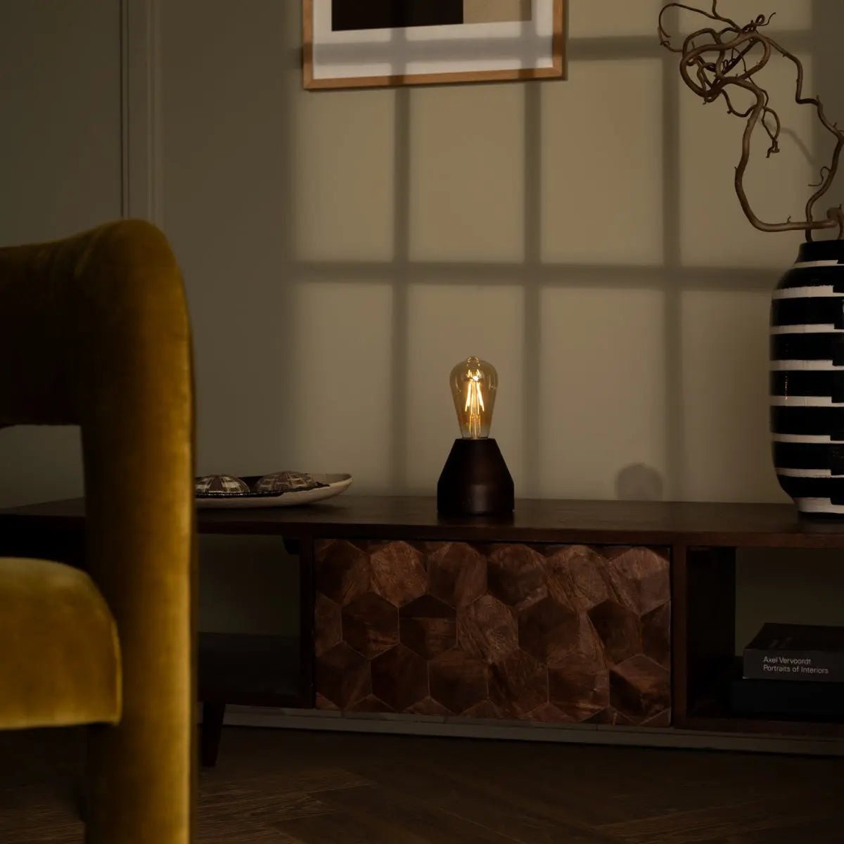 Zavi lampada da tavolo LED marrone scuro – lampada in legno ricaricabile wireless con funzione dimmer e durata della batteria di 80 ore | Tavellio Amsterdam
