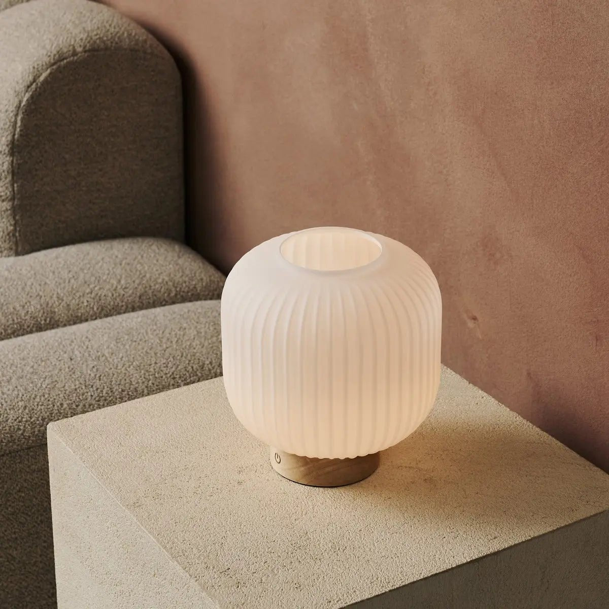 Lampada da tavolo ricaricabile LYLA in vetro satinato e legno | LED dimmerabile con 3 livelli di luce | USB-C | Illuminazione wireless d'atmosfera
