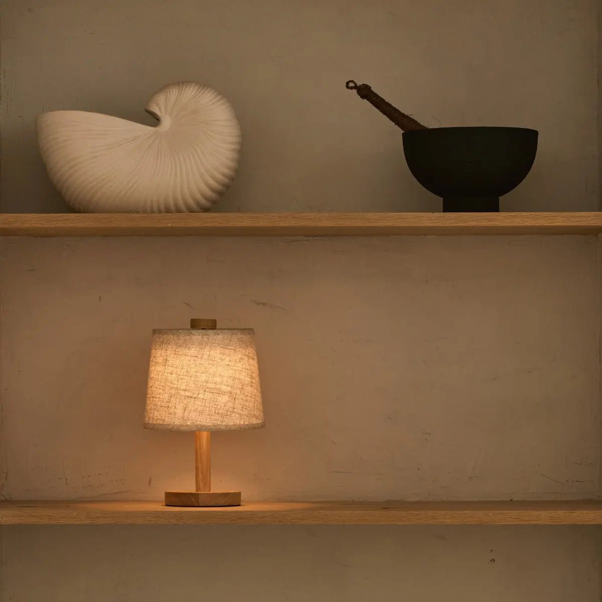 Lampada da tavolo ricaricabile Rover in legno marrone chiaro con paralume in tessuto, wireless, dimmerabile, USB-C, 3 livelli di luce, IP44 resistente agli schizzi