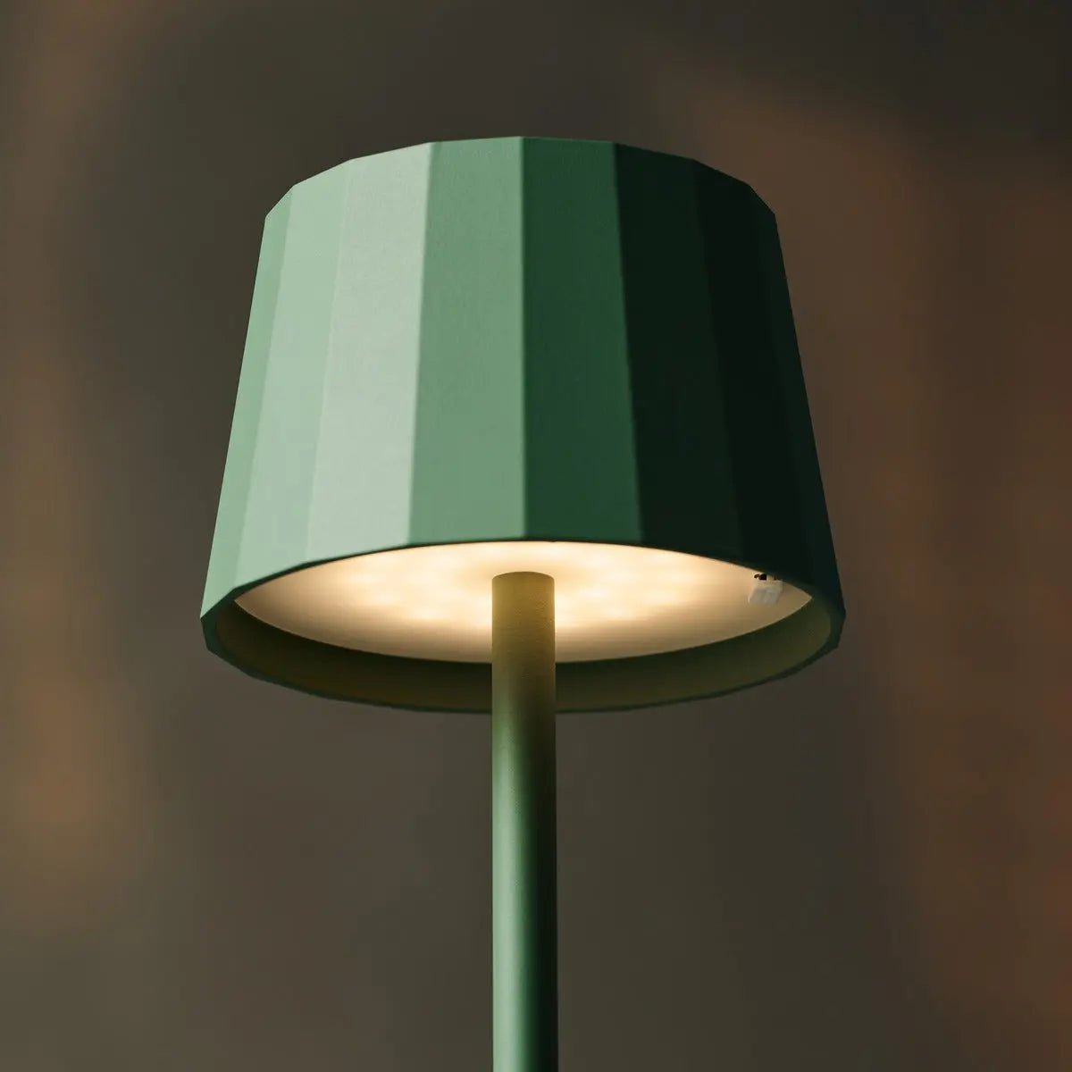 Wouter lampada da tavolo ricaricabile verde salvia | design dimmerabile wireless con 120 ore di autonomia della batteria e 3 modalità di luce – ideale per ogni ambiente