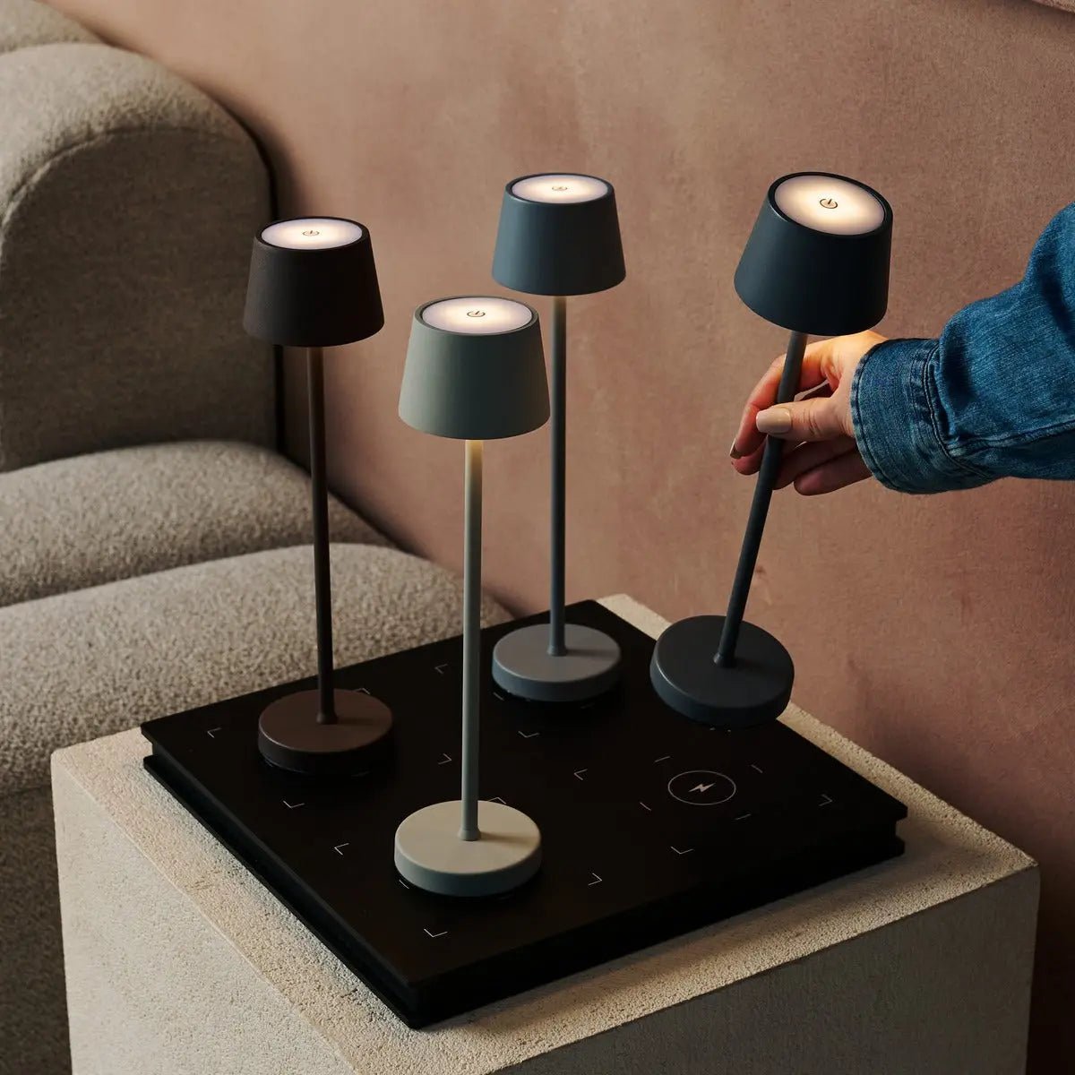 Amstel Station Professionale stazione di ricarica wireless | caricabatterie Qi a 4 porte, sicuro e elegante, ideale per lampade da tavolo e smartphone