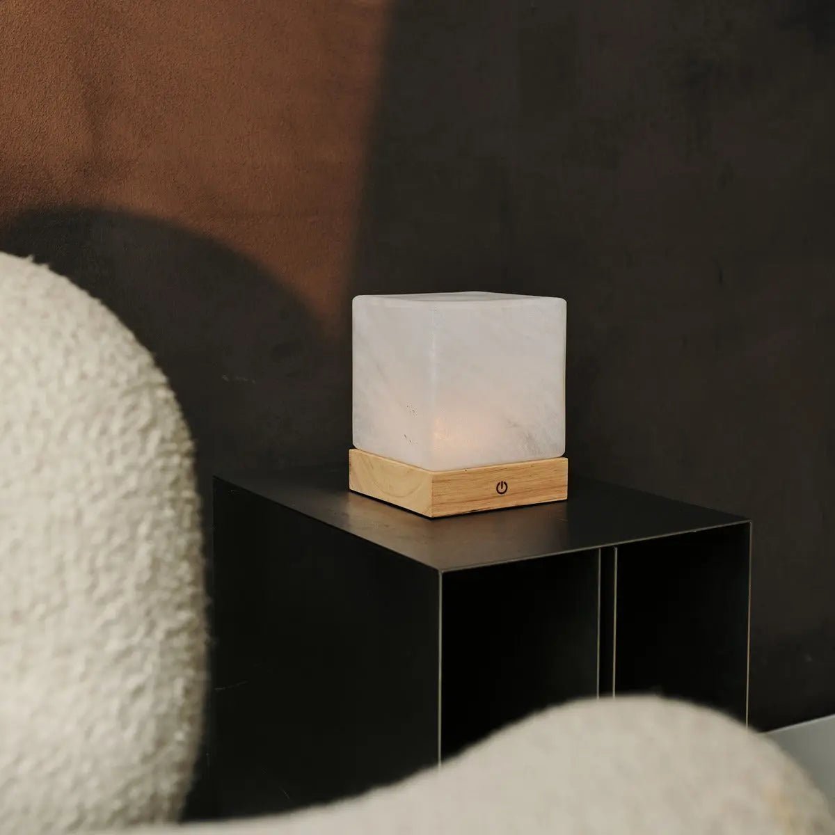 Lampada da tavolo in legno wireless YCE con vetro satinato | Ricaricabile | Dimmerabile | Durata batteria 100 ore | Controllo touch | USB-C
