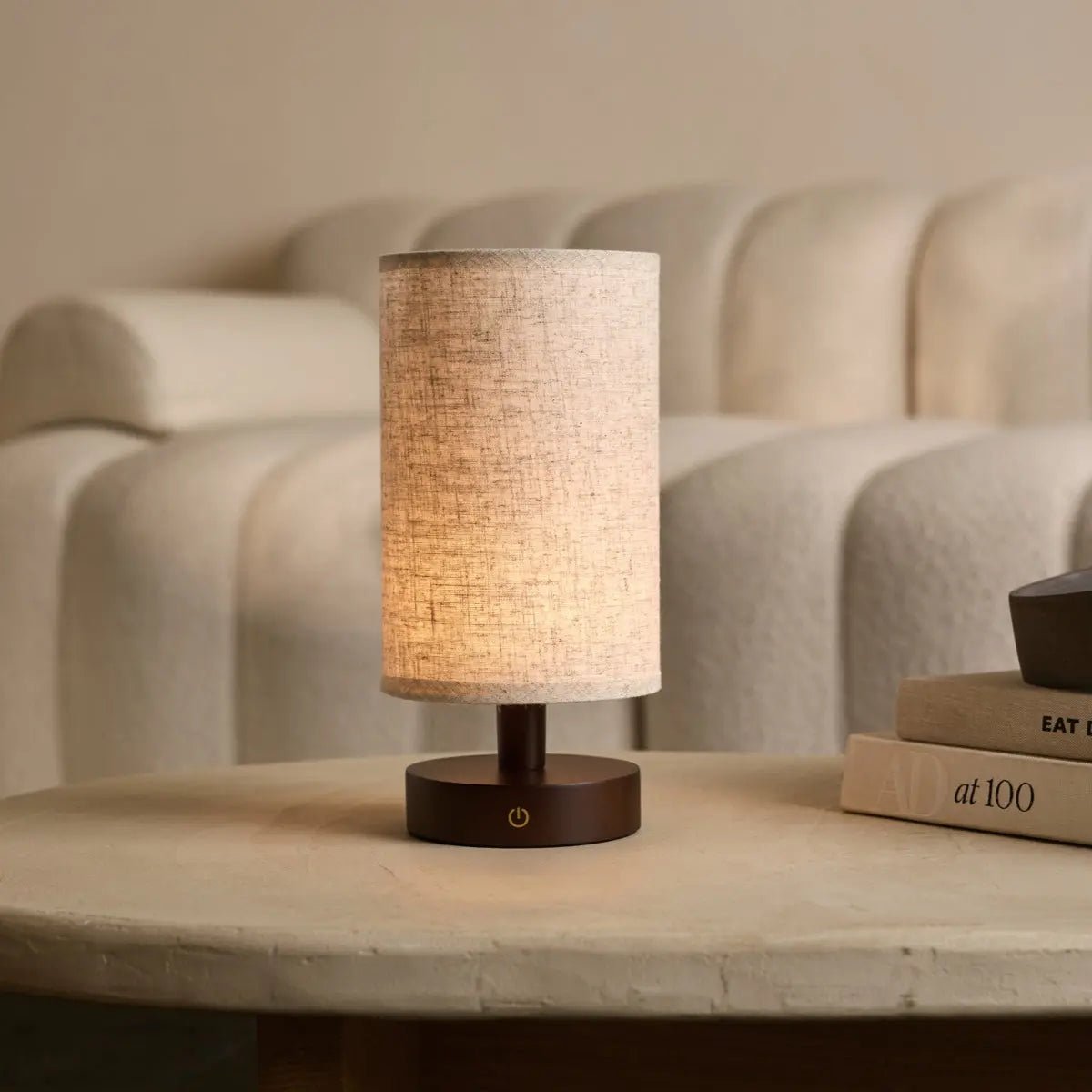 Lampada da tavolo ricaricabile Ben in legno marrone scuro con paralume in tessuto | LED dimmerabile | USB-C | 3 modalità di luce | Illuminazione d'atmosfera wireless