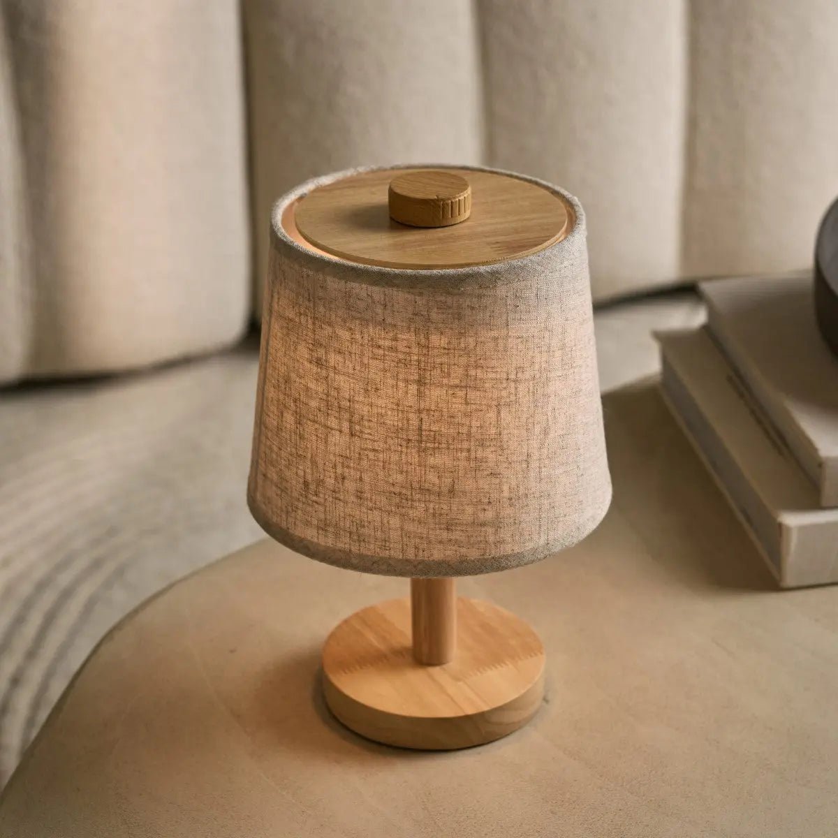 Lampada da tavolo ricaricabile Rover in legno marrone chiaro con paralume in tessuto, wireless, dimmerabile, USB-C, 3 livelli di luce, IP44 resistente agli schizzi