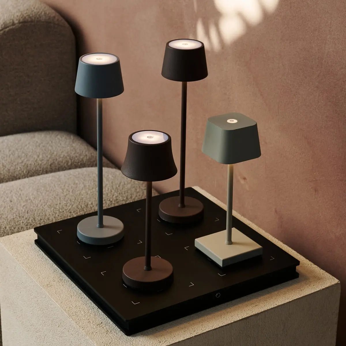 Amstel Station Professionale stazione di ricarica wireless | caricabatterie Qi a 4 porte, sicuro e elegante, ideale per lampade da tavolo e smartphone