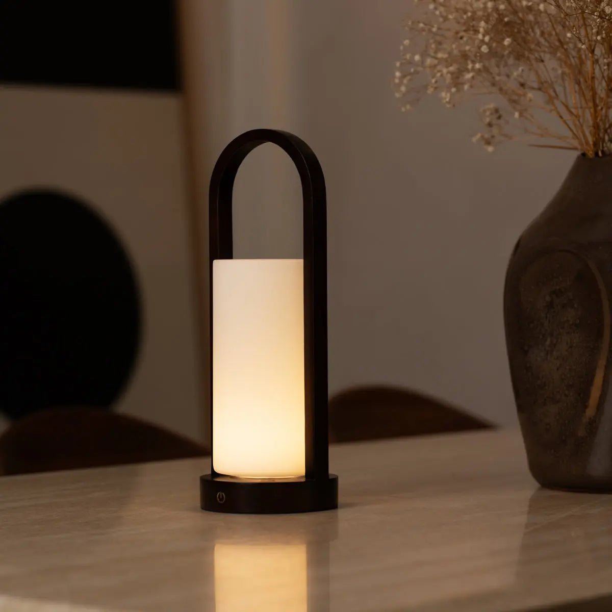 Evie lampada da tavolo ricaricabile in legno marrone scuro – dimmerabile, wireless, design naturale con vetro