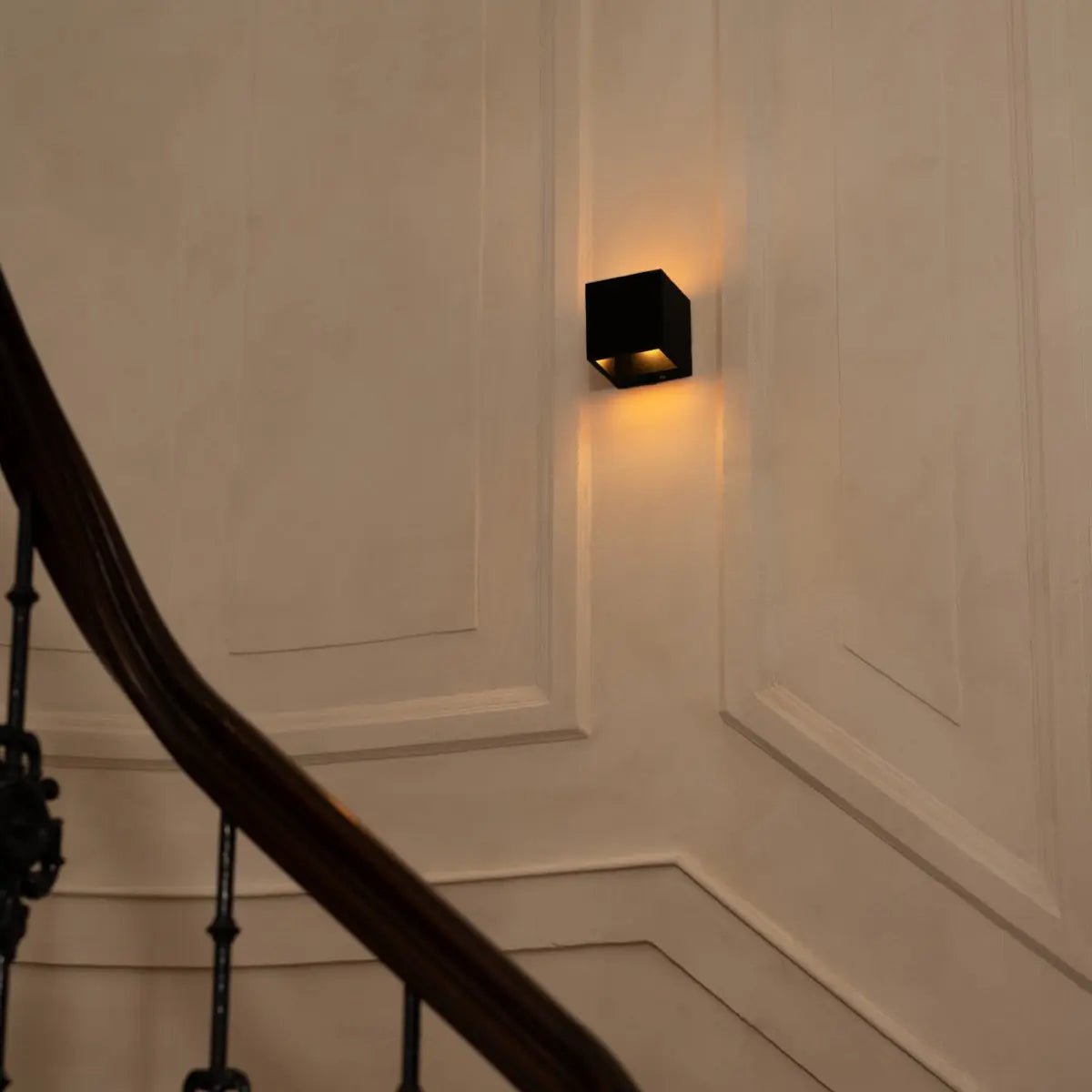 Applique da parete nera opaca ricaricabile e dimmerabile | Illuminazione da parete in legno wireless con controllo touch – Tavellio