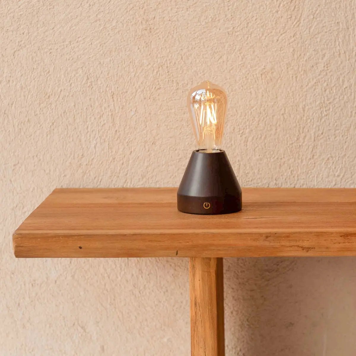 Zavi lampada da tavolo LED marrone scuro – lampada in legno ricaricabile wireless con funzione dimmer e durata della batteria di 80 ore | Tavellio Amsterdam