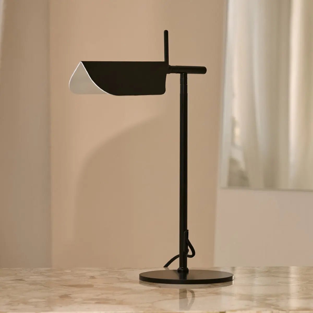 Marcello lampada da tavolo in metallo nero – design scandinavo con base in travertino, design moderno ed elegante della lampada da tavolo