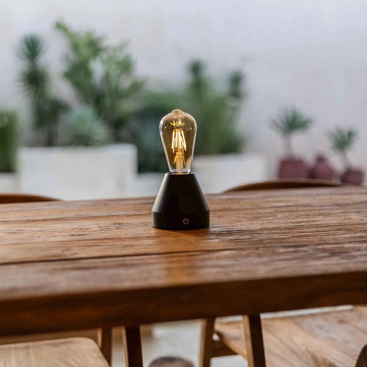 Zavi lampada da tavolo LED marrone scuro – lampada in legno ricaricabile wireless con funzione dimmer e durata della batteria di 80 ore | Tavellio Amsterdam