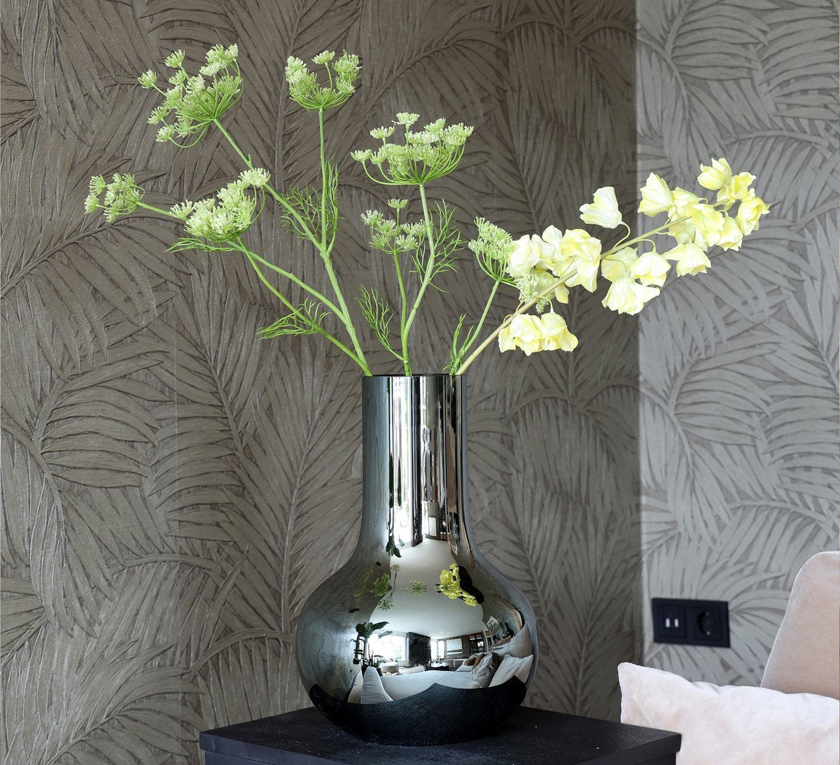Seim glazen vaas gloss grey Ø25,5 x H37 cm | bolvorm | spiegelend glas | mondgeblazen | Vase The World