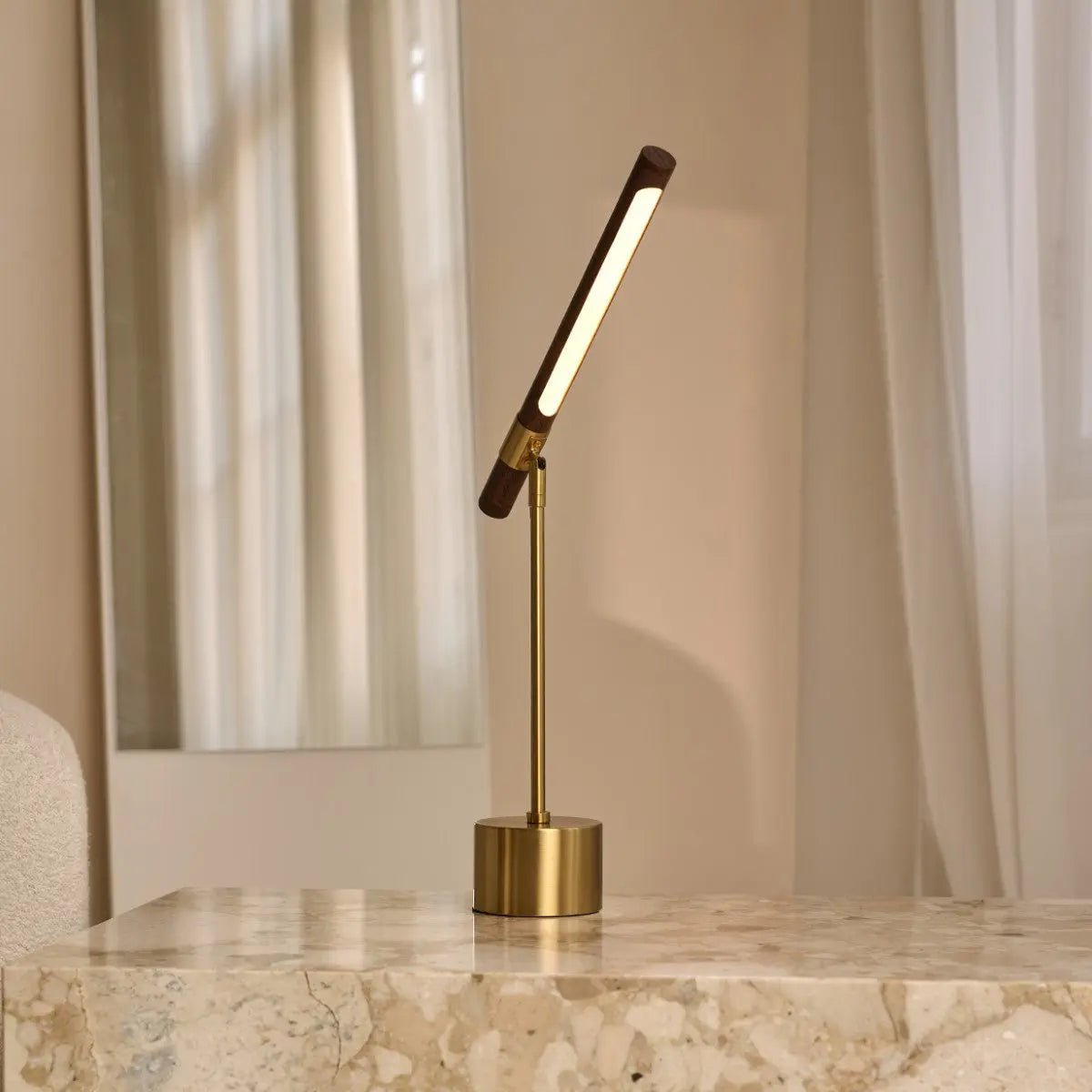 Lampada da scrivania Livia color oro con LED regolabile | Design scandinavo in metallo e legno per ufficio e soggiorno