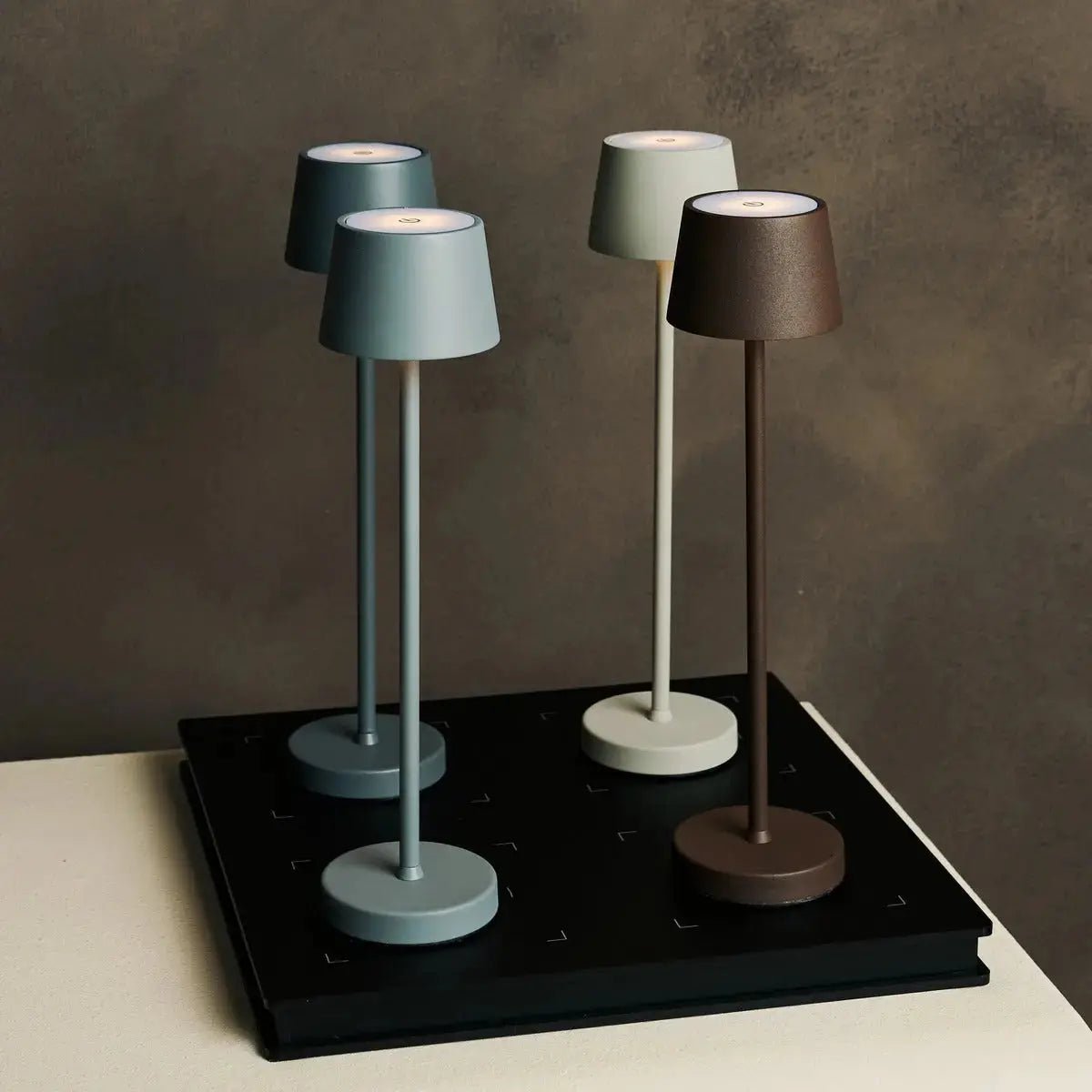 Amstel Station Professionale stazione di ricarica wireless | caricabatterie Qi a 4 porte, sicuro e elegante, ideale per lampade da tavolo e smartphone