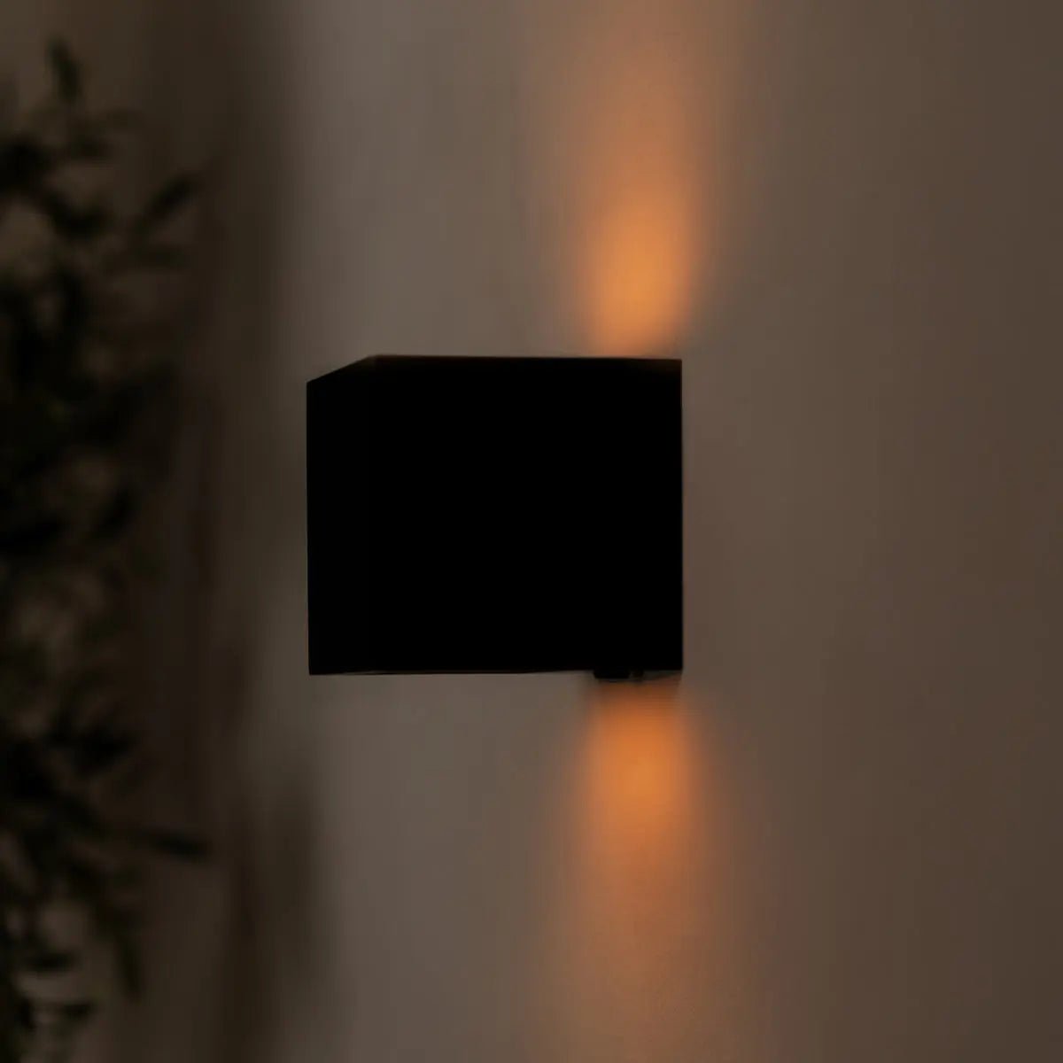 Applique da parete nera opaca ricaricabile e dimmerabile | Illuminazione da parete in legno wireless con controllo touch – Tavellio