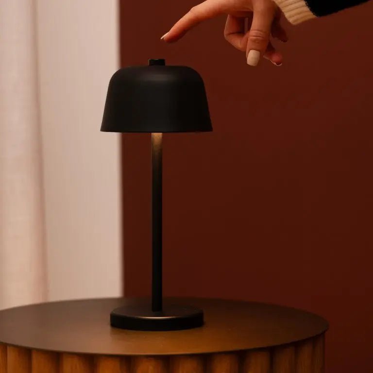 Anton Zwarte Lampada da Tavolo Ricaricabile | Illuminazione wireless e stilosa per casa e ristorazione