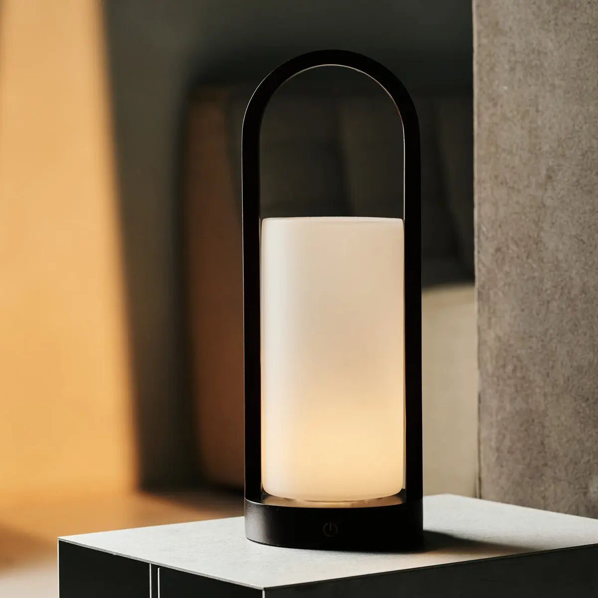 Evie lampada da tavolo ricaricabile in legno marrone scuro – dimmerabile, wireless, design naturale con vetro