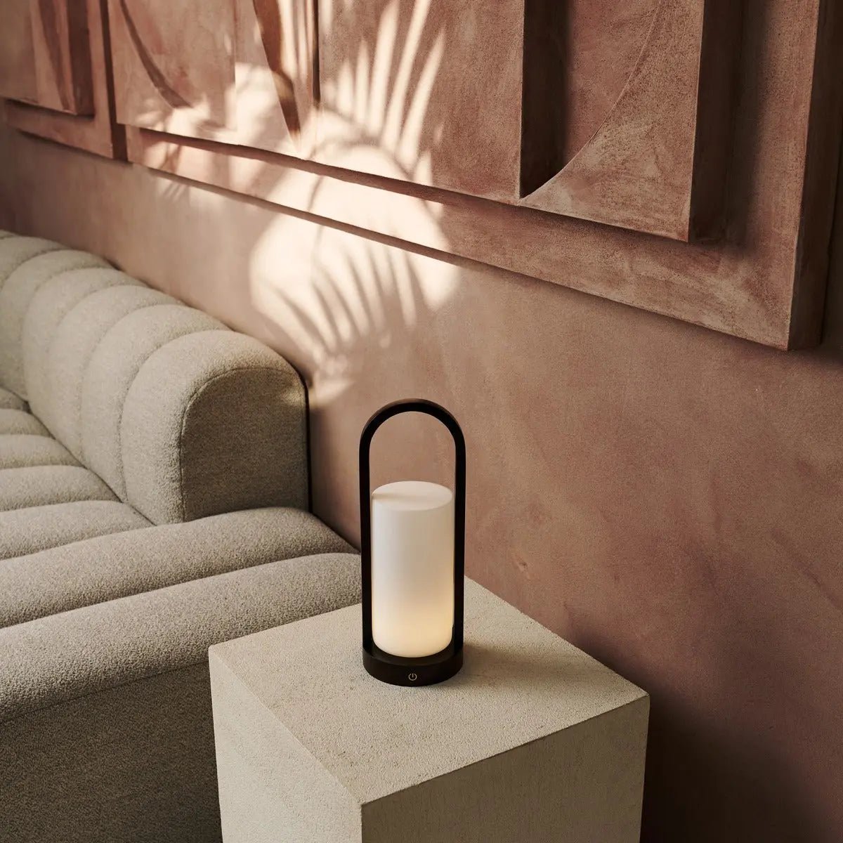 Evie lampada da tavolo ricaricabile in legno marrone scuro – dimmerabile, wireless, design naturale con vetro