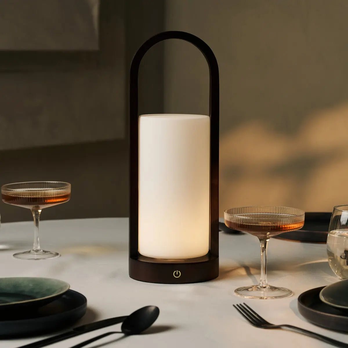 Evie lampada da tavolo ricaricabile in legno marrone scuro – dimmerabile, wireless, design naturale con vetro