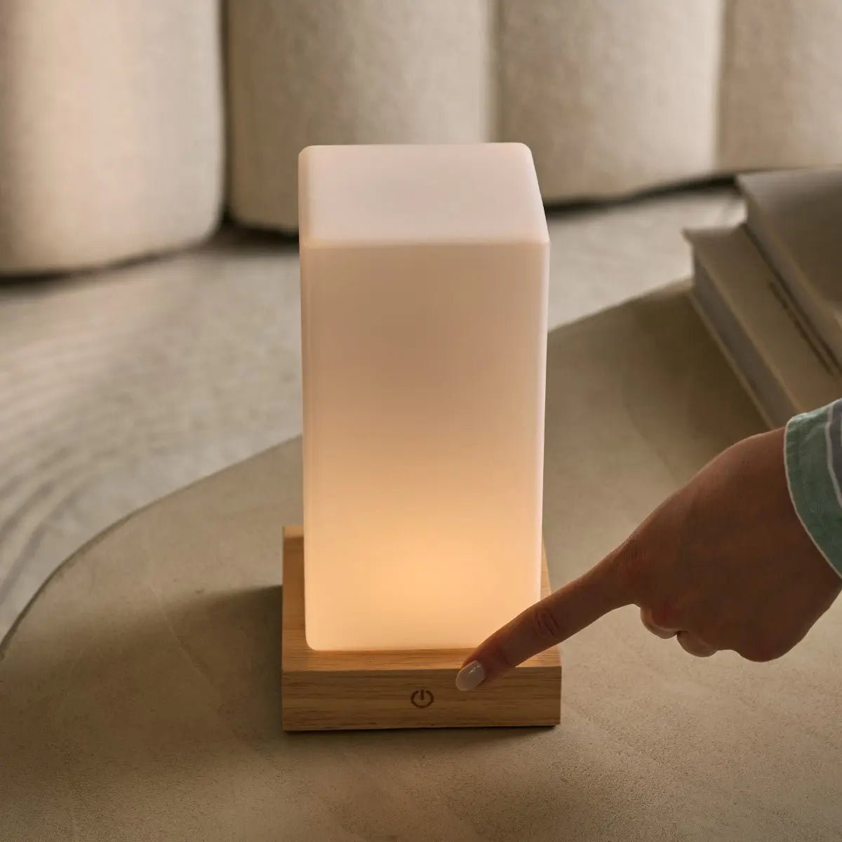 Zayn lampada da tavolo in legno ricaricabile – dimmerabile, wireless, vetro satinato, 100 ore di batteria, USB-C, design marrone chiaro