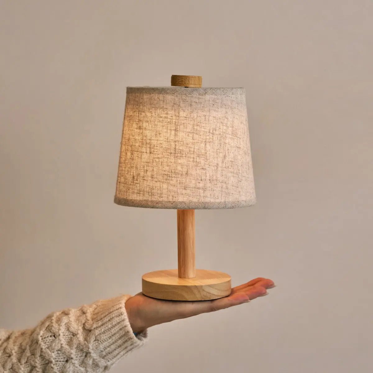 Lampada da tavolo ricaricabile Rover in legno marrone chiaro con paralume in tessuto, wireless, dimmerabile, USB-C, 3 livelli di luce, IP44 resistente agli schizzi