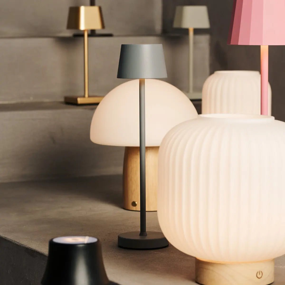 Lampada da tavolo ricaricabile LYLA in vetro satinato e legno | LED dimmerabile con 3 livelli di luce | USB-C | Illuminazione wireless d'atmosfera