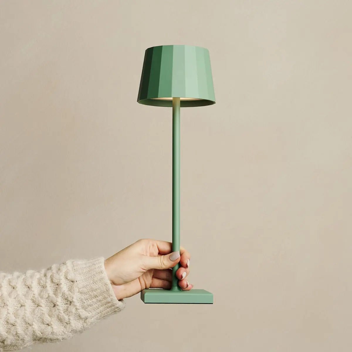 Wouter lampada da tavolo ricaricabile verde salvia | design dimmerabile wireless con 120 ore di autonomia della batteria e 3 modalità di luce – ideale per ogni ambiente