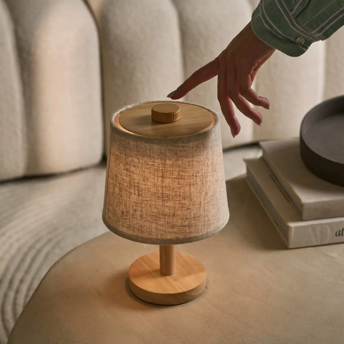 Lampada da tavolo ricaricabile Rover in legno marrone chiaro con paralume in tessuto, wireless, dimmerabile, USB-C, 3 livelli di luce, IP44 resistente agli schizzi