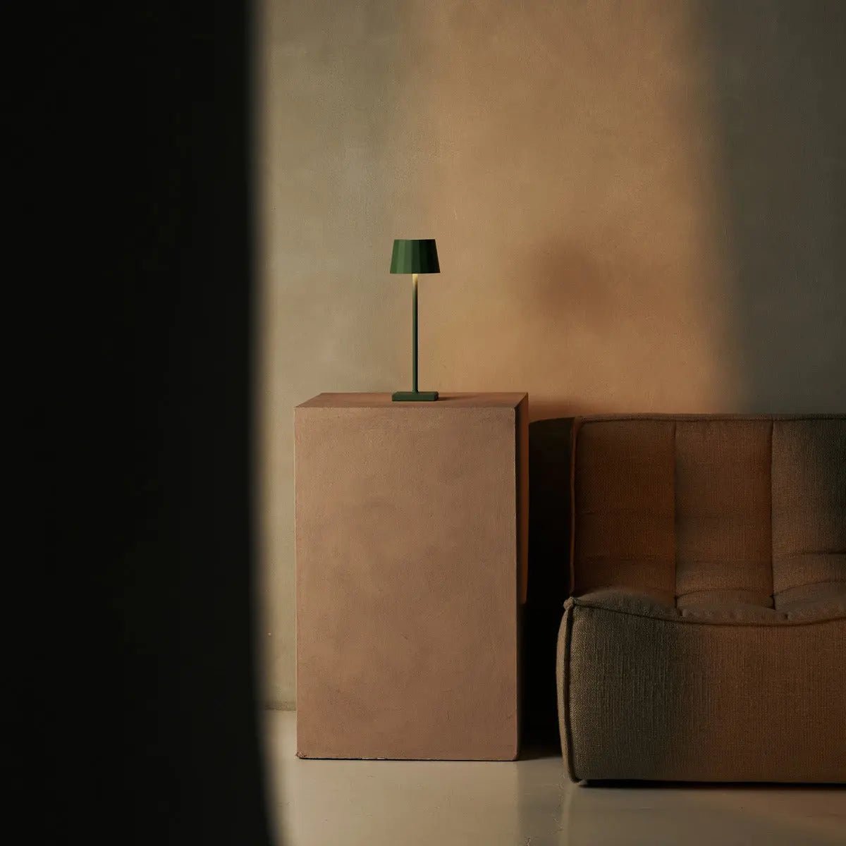 Wouter lampada da tavolo ricaricabile verde salvia | design dimmerabile wireless con 120 ore di autonomia della batteria e 3 modalità di luce – ideale per ogni ambiente