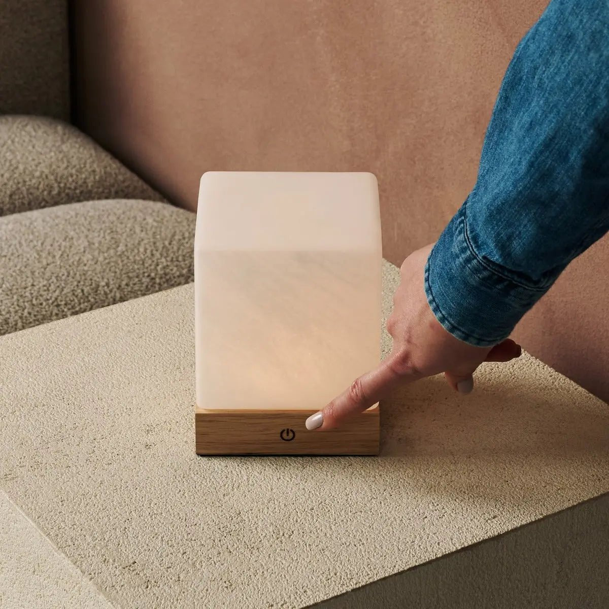 Lampada da tavolo in legno wireless YCE con vetro satinato | Ricaricabile | Dimmerabile | Durata batteria 100 ore | Controllo touch | USB-C