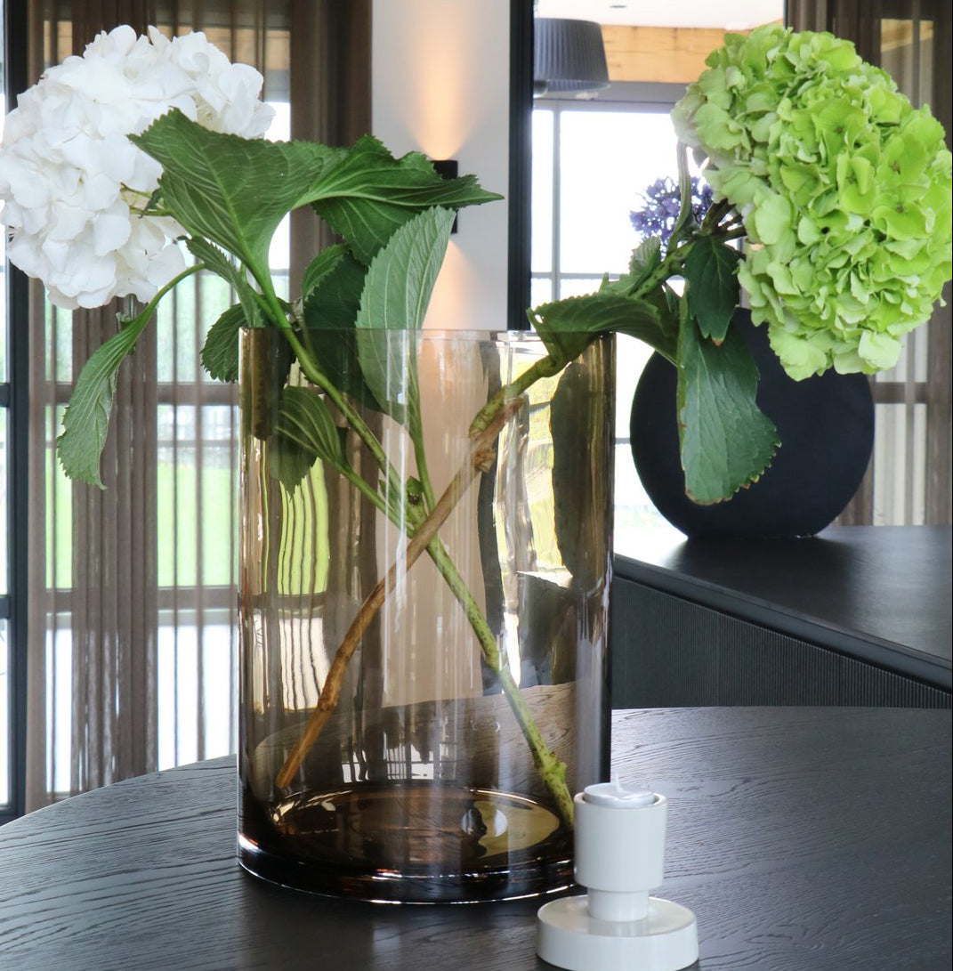 Caspian taupe vaas – Mondgeblazen bruine glazen vaas Ø25 x H35 cm – Handgemaakt woonaccessoire van Vase The World