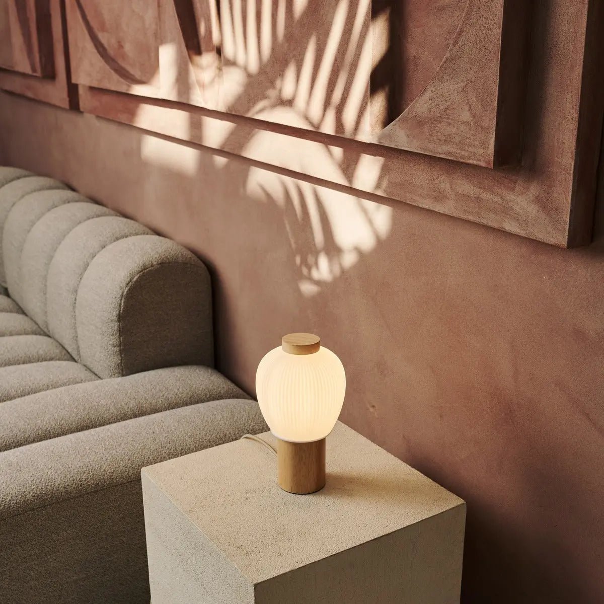 Molte lampade da tavolo in legno e vetro | Lampada in legno marrone chiaro con paralume in vetro opaco | Attacco E27 | Design scandinavo