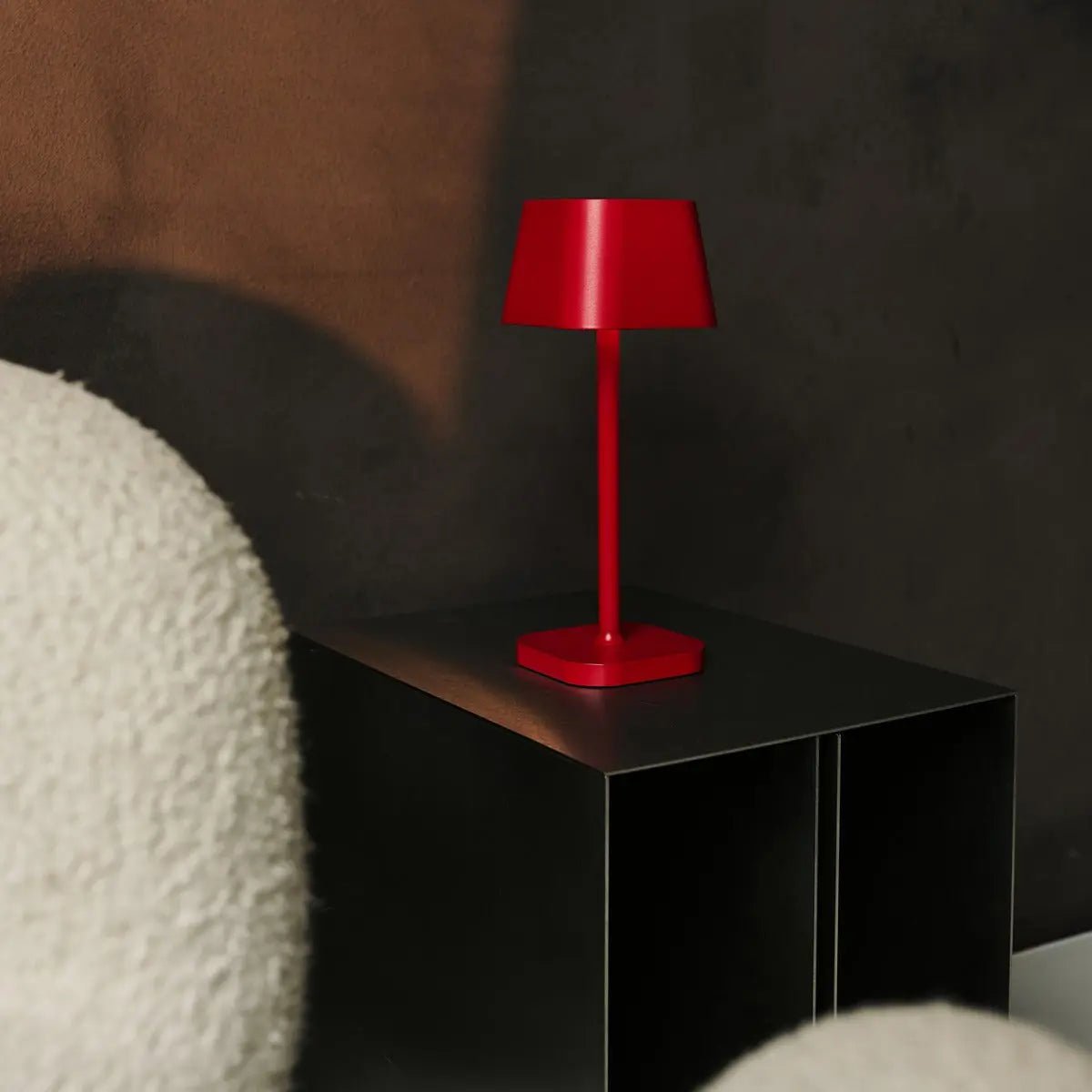 Ava Berry Red lampada da tavolo ricaricabile – senza fili, dimmerabile e design elegante per ogni ambiente