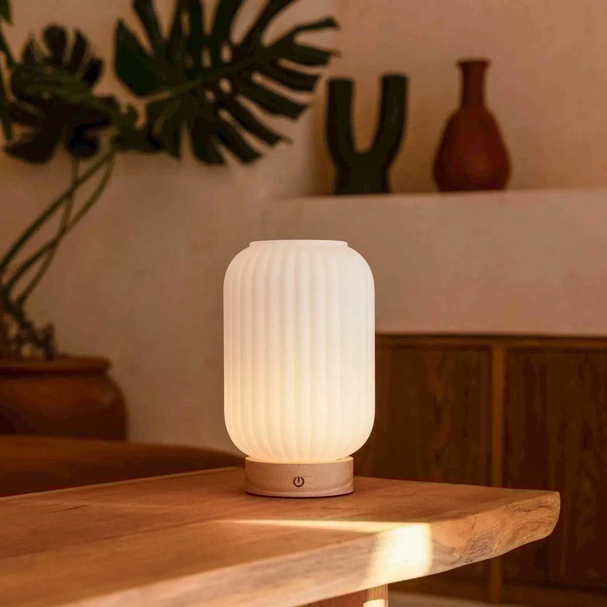 Lampada da tavolo ricaricabile Lilly con base in legno e vetro satinato – dimmerabile, senza fili, 3 modalità di luce per ogni atmosfera