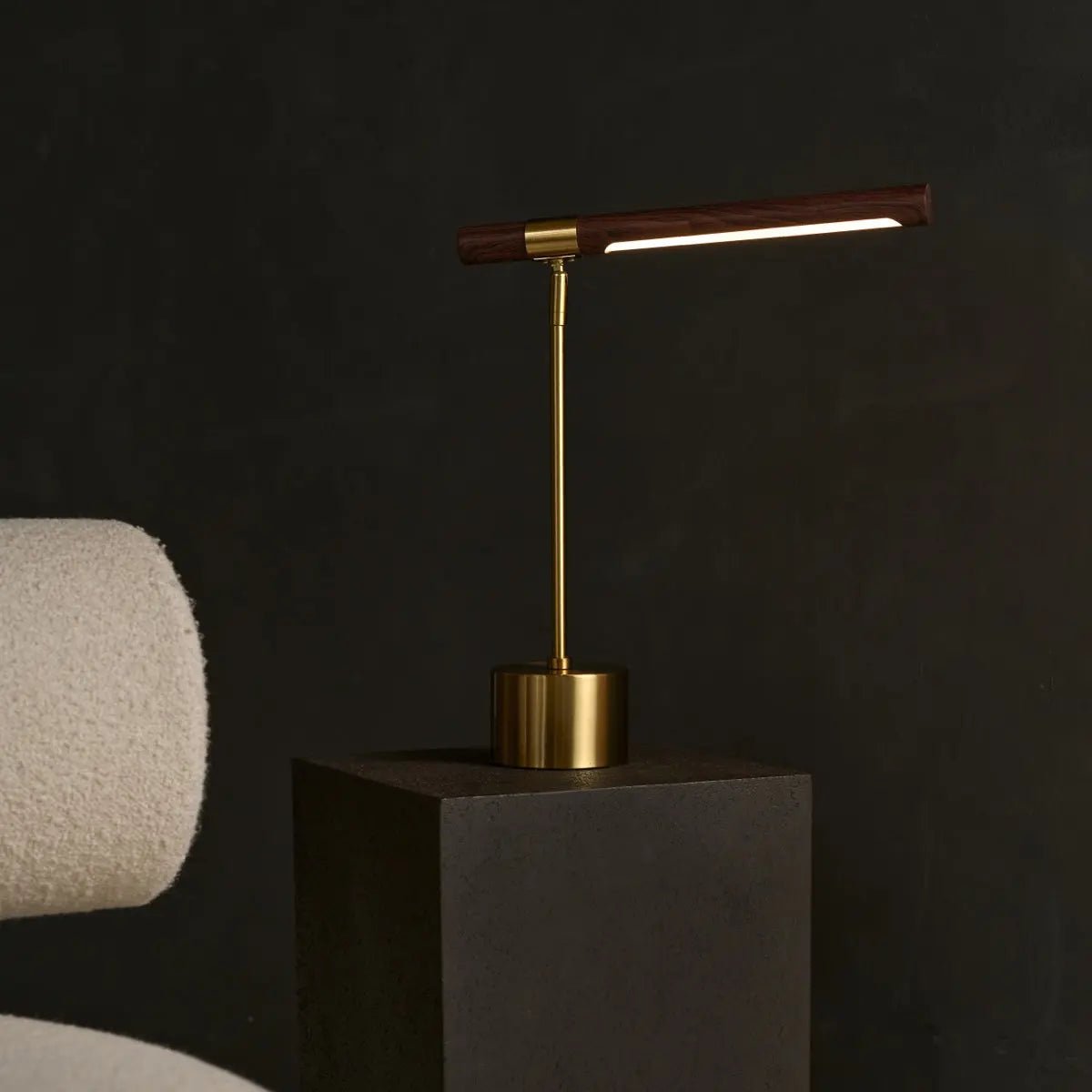 Lampada da scrivania Livia color oro con LED regolabile | Design scandinavo in metallo e legno per ufficio e soggiorno
