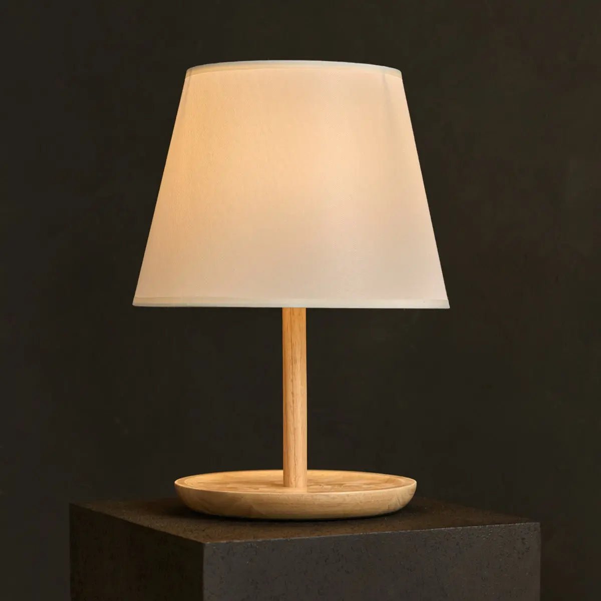 Lampada da tavolo Emily in legno marrone chiaro con paralume color crema – fatta a mano, sostenibile e elegante per ogni interno