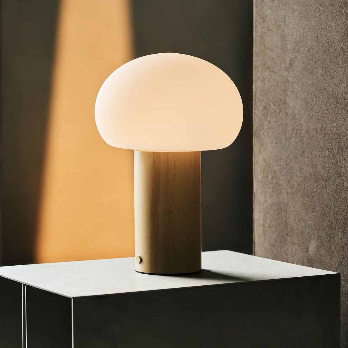 Lampada da tavolo Sam wireless in legno chiaro e vetro opaco – ricaricabile, dimmerabile e con 3 livelli di luce