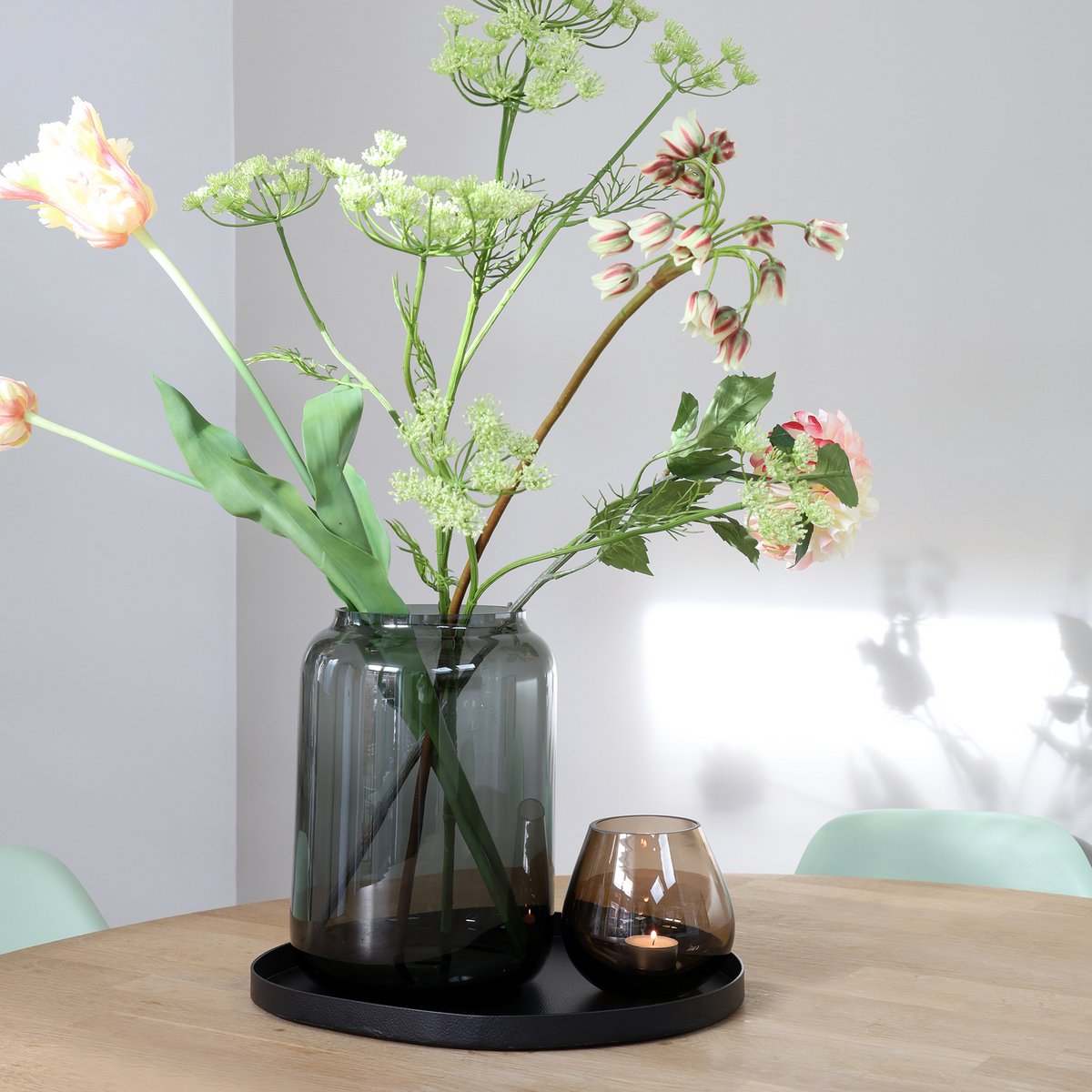 Wolga grey glazen vaas – handgemaakt mondgeblazen design | Hoogwaardig grijs glas | Tijdloos woonaccessoire van Vase The World