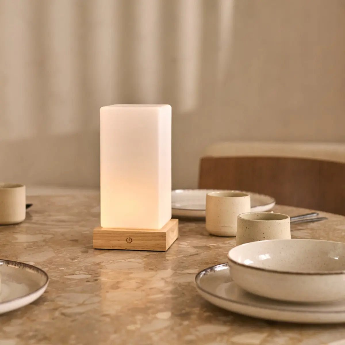 Zayn lampada da tavolo in legno ricaricabile – dimmerabile, wireless, vetro satinato, 100 ore di batteria, USB-C, design marrone chiaro