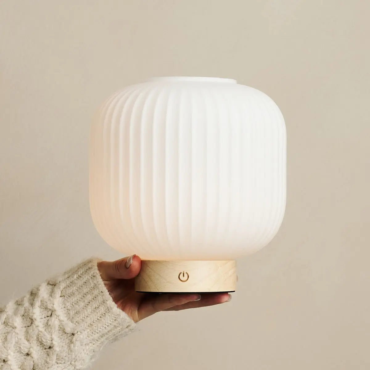 Lampada da tavolo ricaricabile LYLA in vetro satinato e legno | LED dimmerabile con 3 livelli di luce | USB-C | Illuminazione wireless d'atmosfera