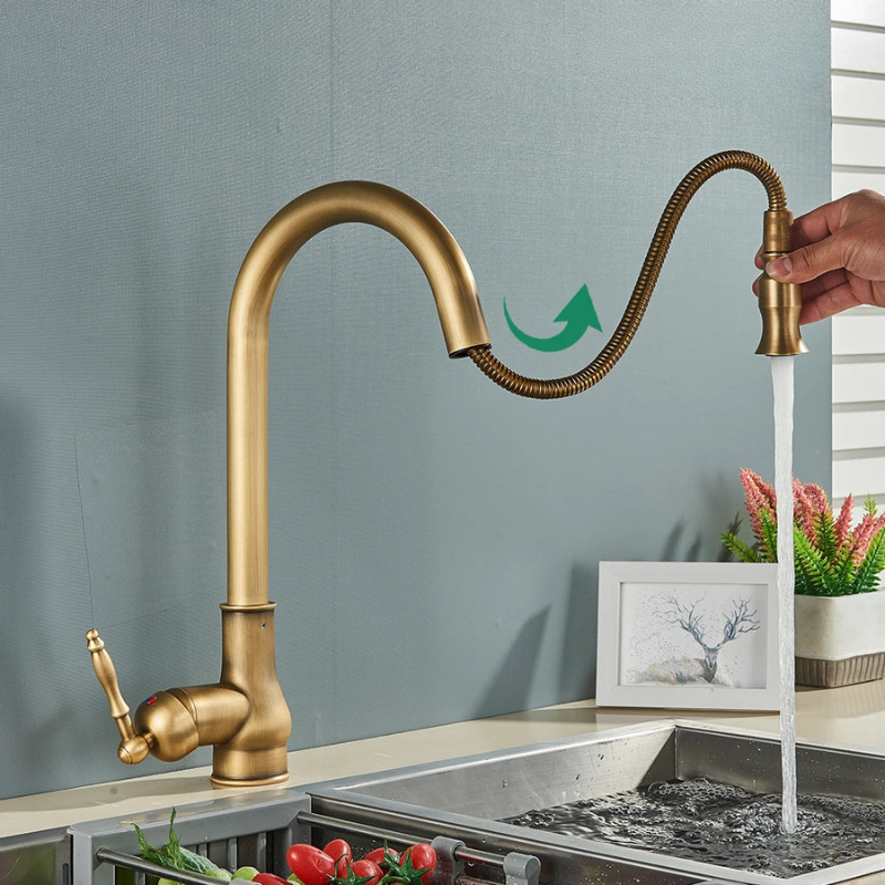 Antieke Messing Keukenmengkraan met Draaibare Tuit – Vintage Stijl en Mengkraan voor Warm en Koud Water