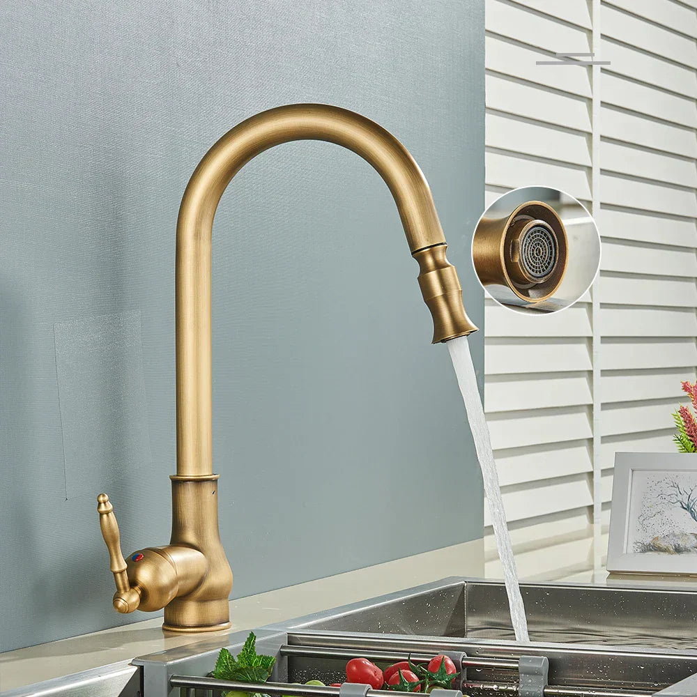 Antieke Messing Keukenmengkraan met Draaibare Tuit – Vintage Stijl en Mengkraan voor Warm en Koud Water