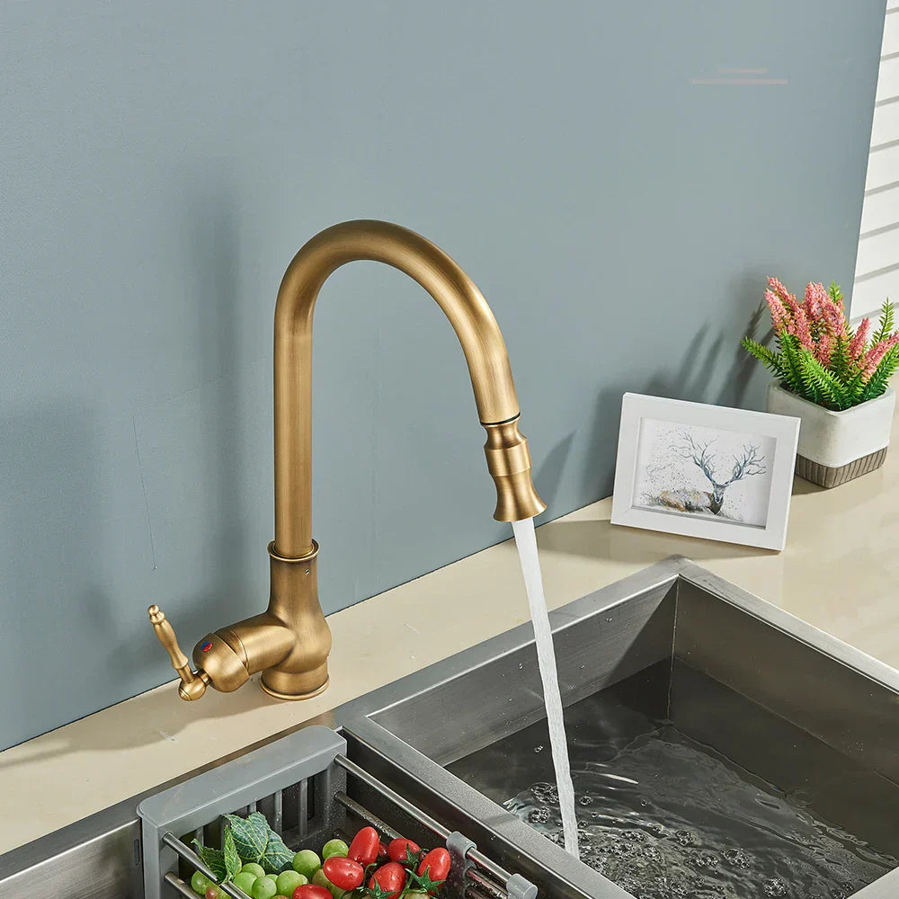 Antieke Messing Keukenmengkraan met Draaibare Tuit – Vintage Stijl en Mengkraan voor Warm en Koud Water