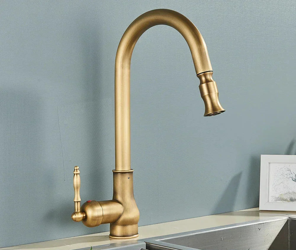 Antieke Messing Keukenmengkraan met Draaibare Tuit – Vintage Stijl en Mengkraan voor Warm en Koud Water