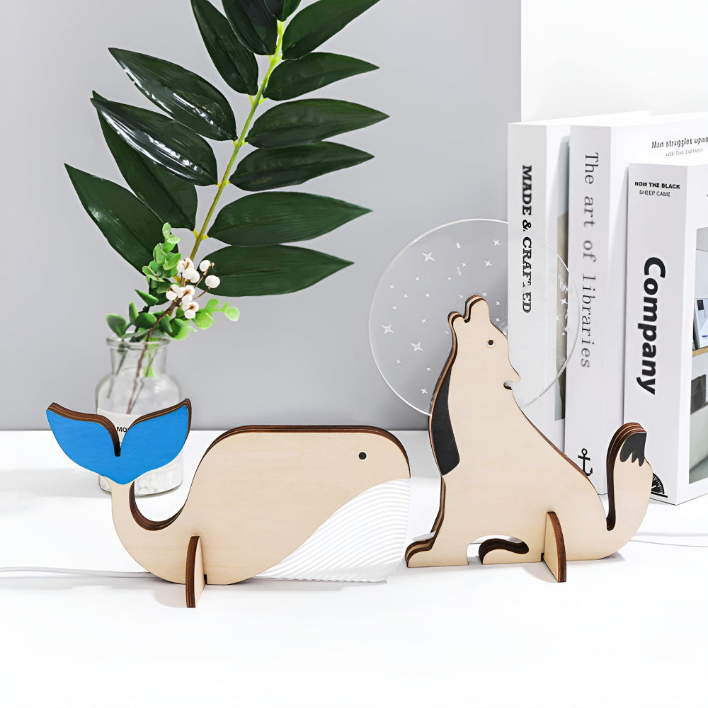 Lampada da tavolo decorativa in legno con motivi di animali e illuminazione LED adatta ai bambini – Ideale per camere dei bambini