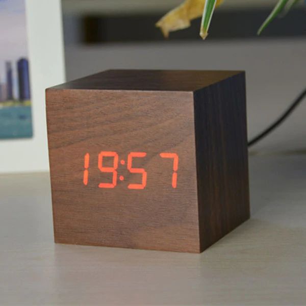 Digitale Tafelklok van Bambus – Minimalistisch Design, Compacte Afmetingen 60 x 60 x 60 mm, Precieze Tijdweergave