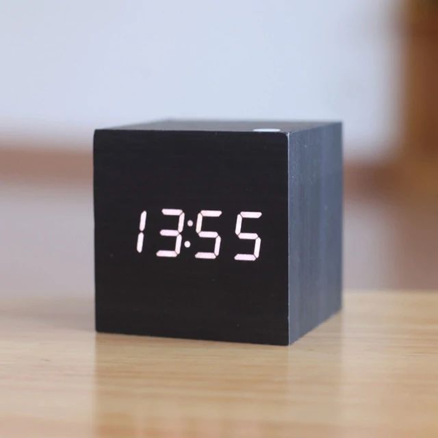 Digitale Tafelklok van Bambus – Minimalistisch Design, Compacte Afmetingen 60 x 60 x 60 mm, Precieze Tijdweergave